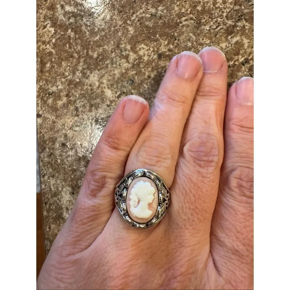 Woman’s vintage style cameo ring size 6 with jewelry storage bag